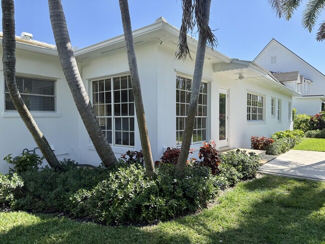 Building Photo - 206 Russlyn Dr