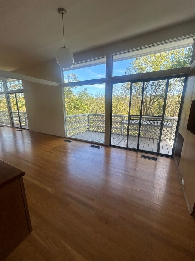 Building Photo - 3 bed, 2 1/2 bath house