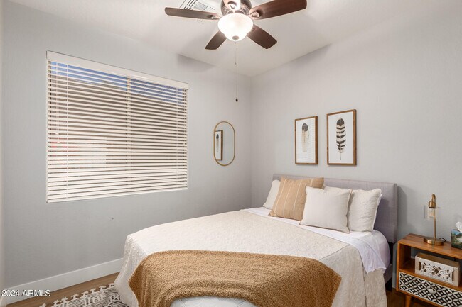 Building Photo - 3725 E Meadowview Dr