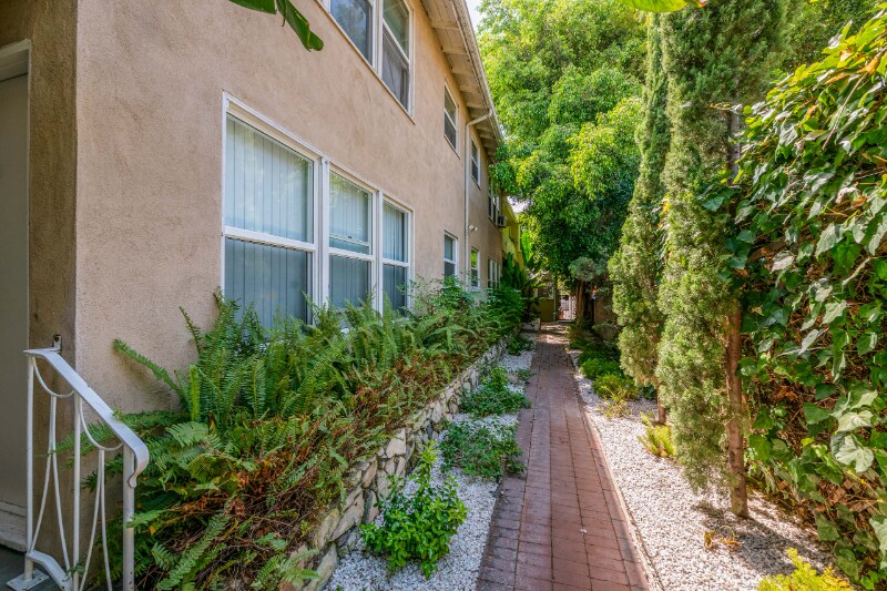 Building Photo - 2001 Beachwood Dr