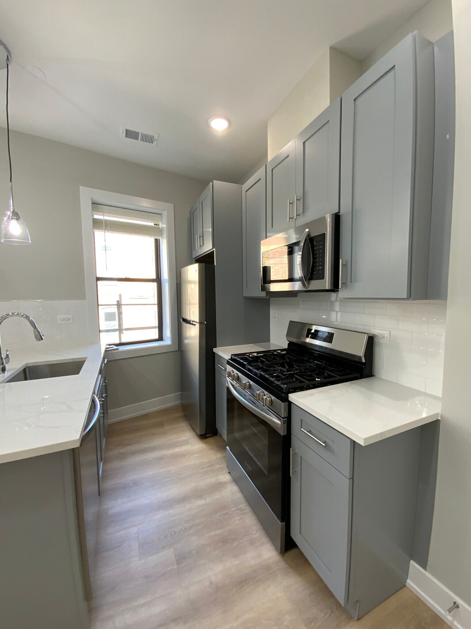 Building Photo - 440 W Belden Ave