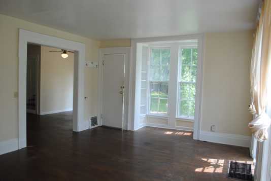 Building Photo - Spacious and Bright 3 Bedroom Townhouse