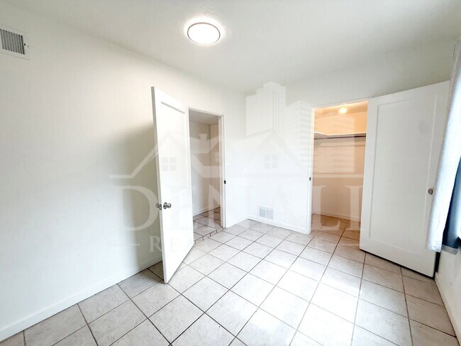 Building Photo - 3215 E Willard St