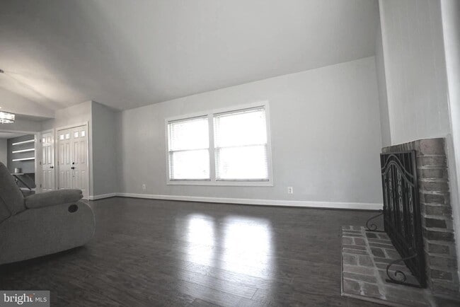 Building Photo - 322 Sugarland Run Dr