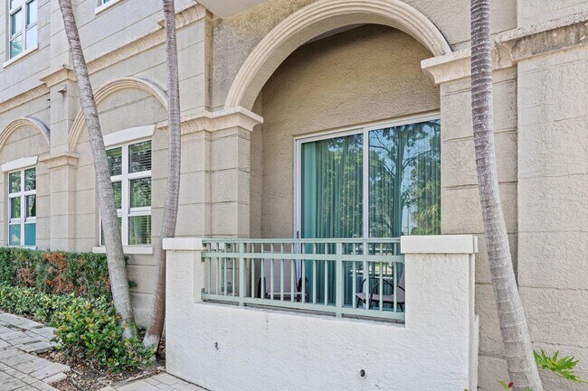 Building Photo - 403 S Sapodilla Ave