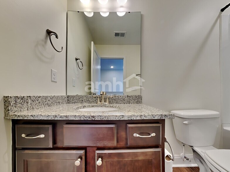 Building Photo - 223 S Live Oak Dr