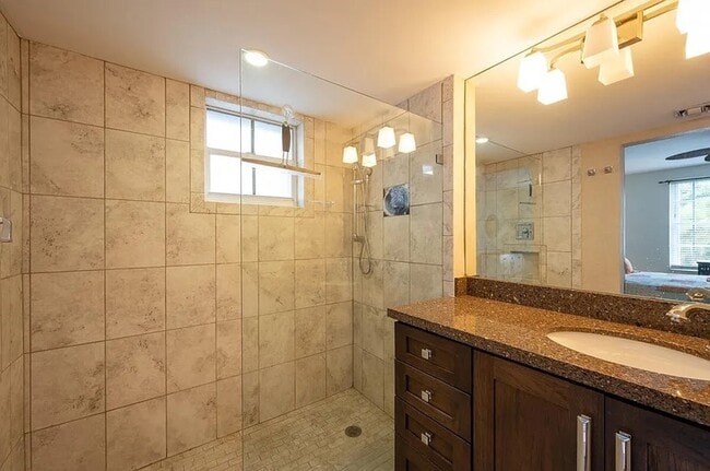 Building Photo - 833 Eisenhower Dr