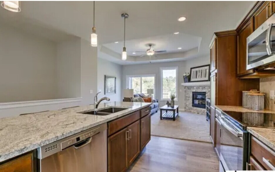 Building Photo - 16070 Hadan Dr