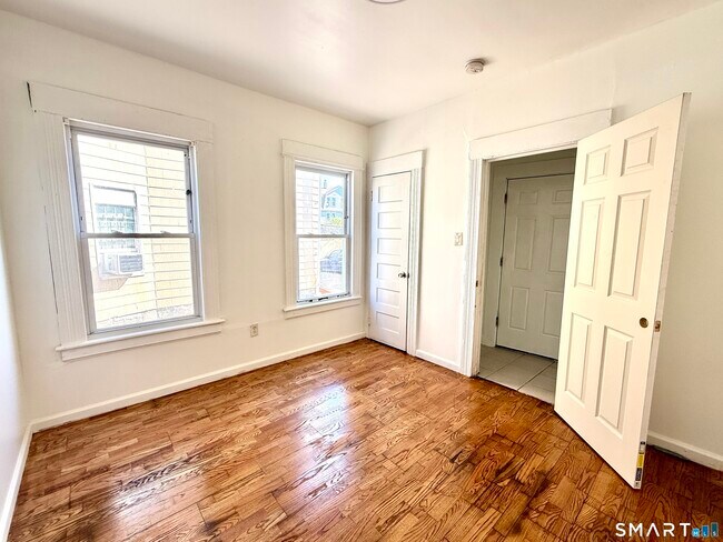 Building Photo - 202 6th St