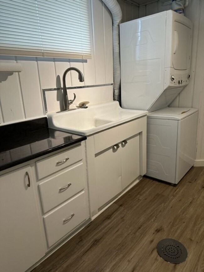 Building Photo - Belk