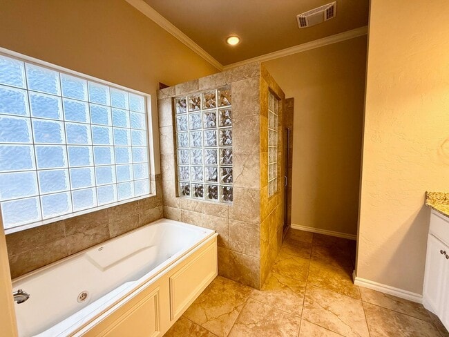 Building Photo - Fantastic Location, Fantastic Exec Home