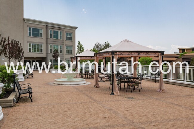 Building Photo - 3075 E Kennedy Dr