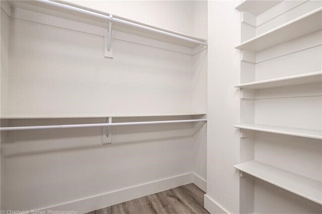 Building Photo - 1512 N Gregg Ave