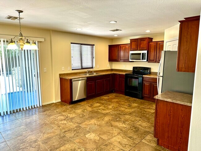 Building Photo - 5 Bedroom Martin Valley