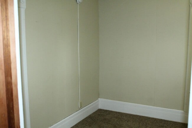 Building Photo - 119 Elm St