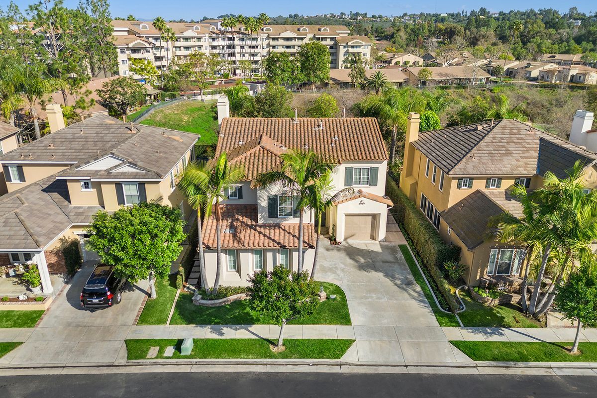 Building Photo - 2556 Pearblossom St