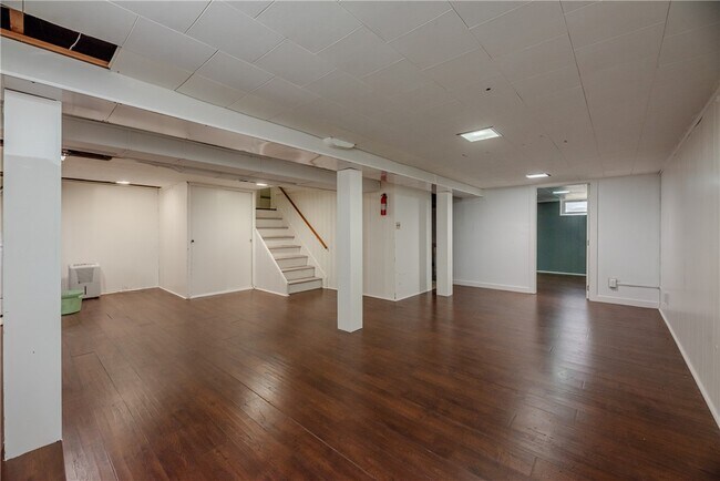 Building Photo - 416 W Spruce St