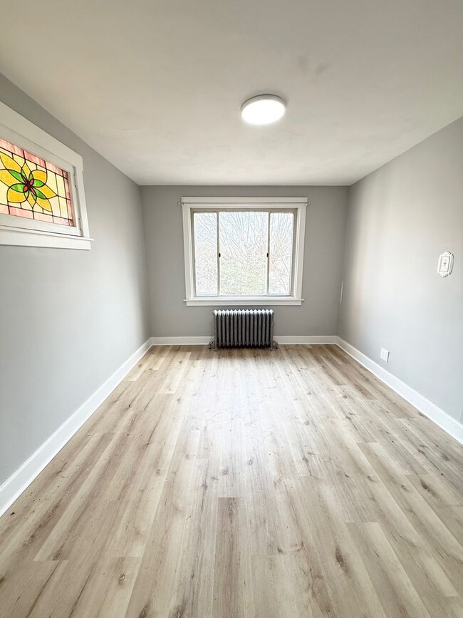 Building Photo - Upated 2 Bedroom 1 Bathroom in Beechview w...