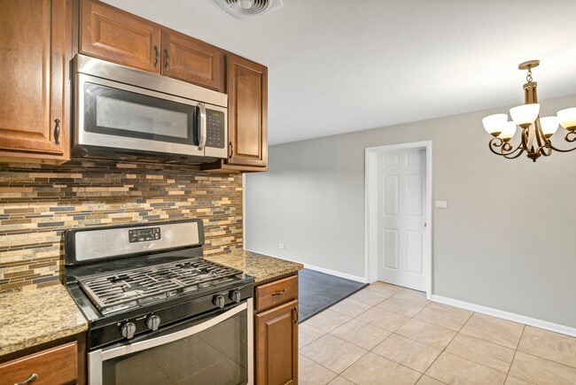 Building Photo - 1321 Yarmouth Ct