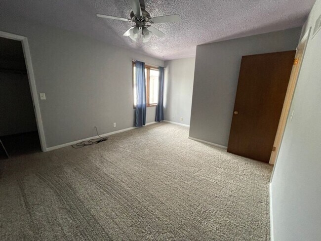 Building Photo - Spacious 2 bedroom Townhome