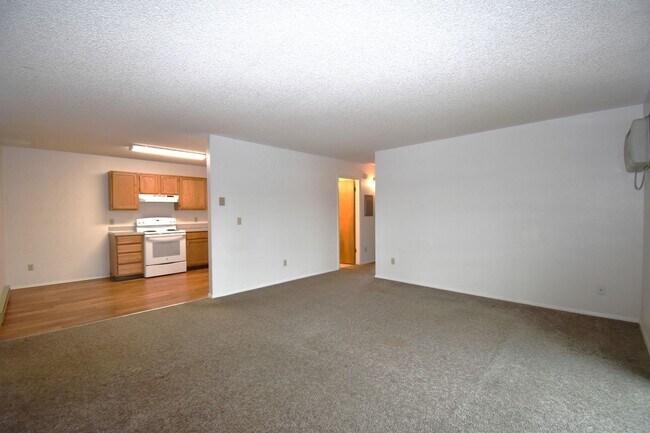 Building Photo - Spacious top floor! Close to downtown!