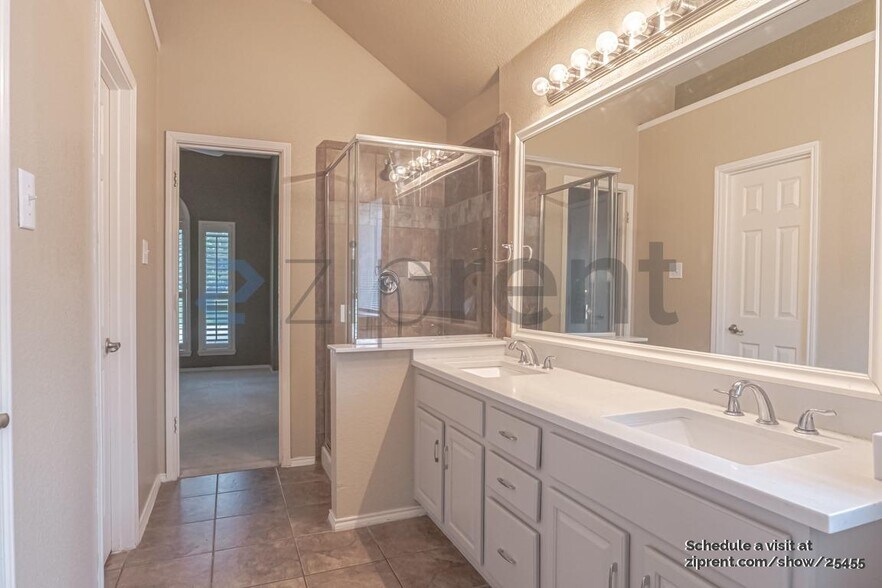 Building Photo - 11853 Del Rio Dr