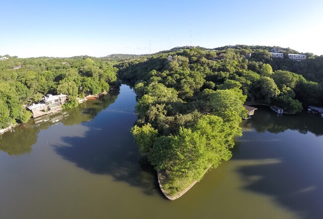 Building Photo - 1810 Lakeshore Dr