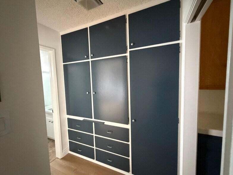 Large built in storage - 100 Hermosa Ave