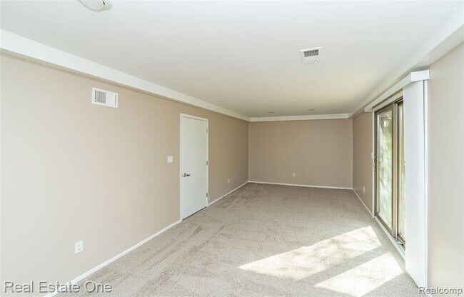 Building Photo - 5652 Drake Hollow Dr E