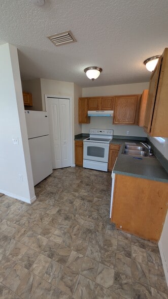 Building Photo - 7594 Taylor Field Rd