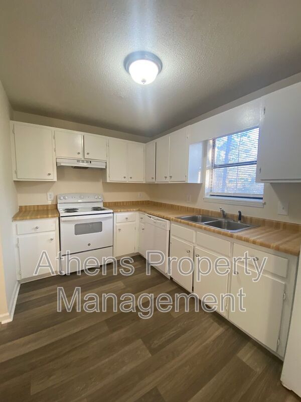 Building Photo - 131 Pinehurst Ct