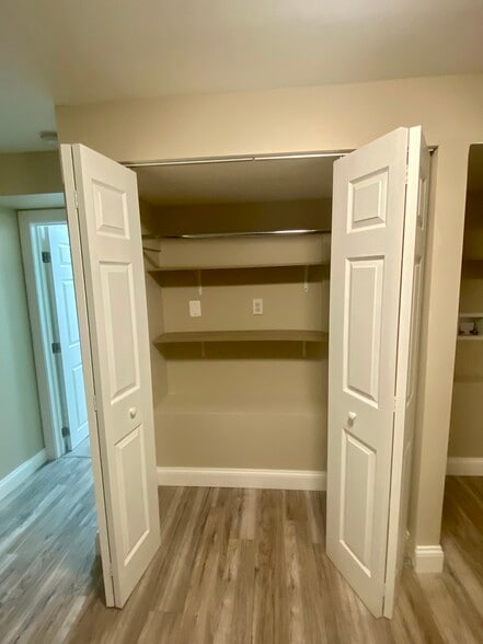 Large Closet - 12402 Buchanan Trl W