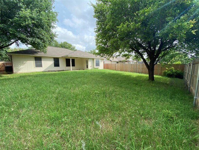 Building Photo - 2402 Hallie Ln