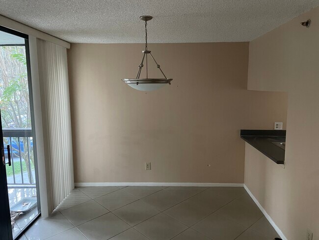 Building Photo - 1915 Lavers Cir