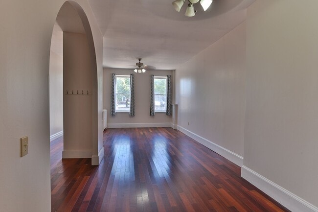 Building Photo - Charming 3 Bedroom on 2nd St