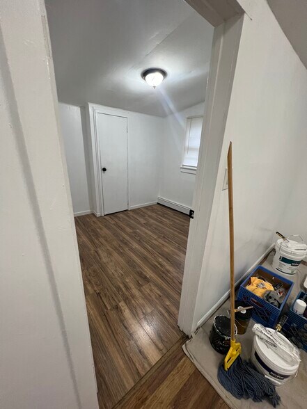 Building Photo - 212 Monroe Dr