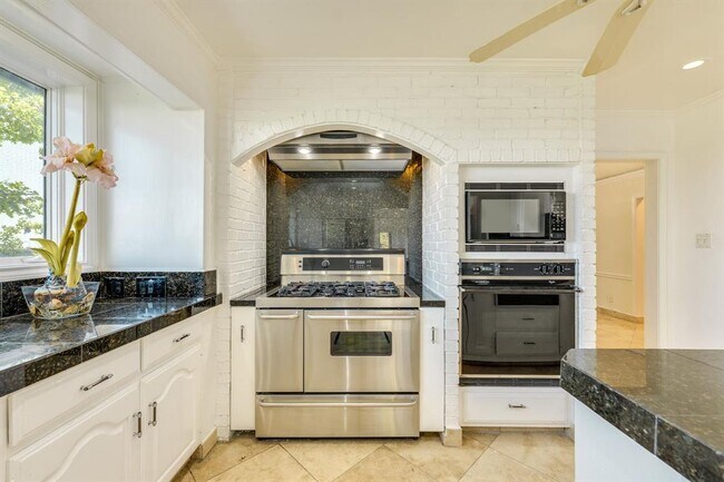 Building Photo - 6800 Falcata Cove