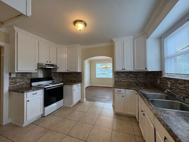 Building Photo - Beautiful refurbished home with hardwood floors throughout!