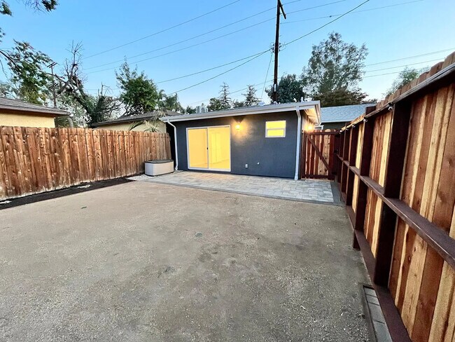 Building Photo - 5246 Canoga Ave