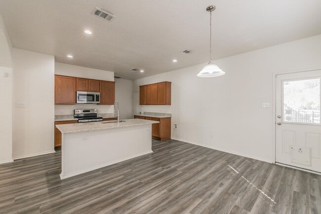 Building Photo - Newly Remolded in Lakewood-walking distance to the lake