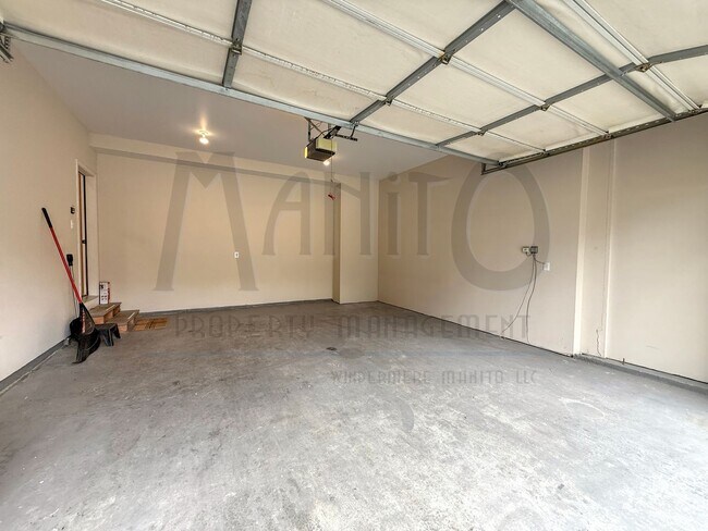 Building Photo - Beautiful Carnahan Crest Townhome