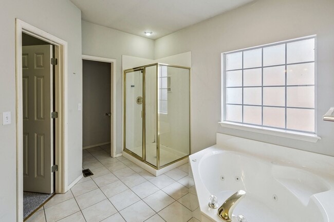 Building Photo - Spacious 4 Bedroom + Bonus Room & Office