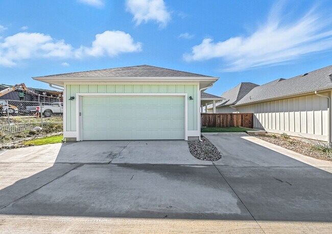 Building Photo - Brand New Custom 3 bedroom home in Granbury!