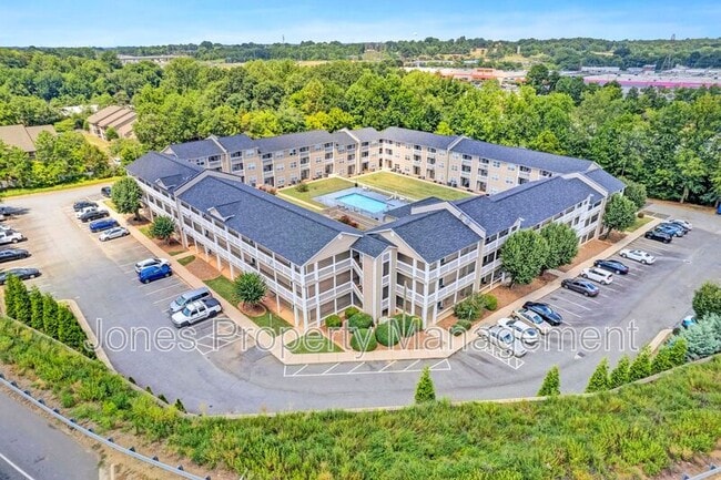 Building Photo - 305 Country Club Dr NE