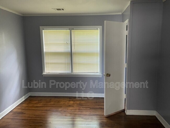 Building Photo - 1070 S Highland St