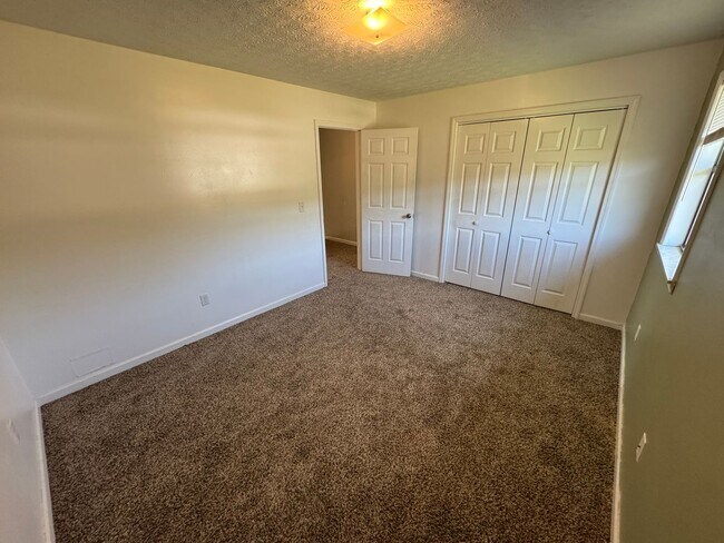 Building Photo - Fox Ridge 1-10