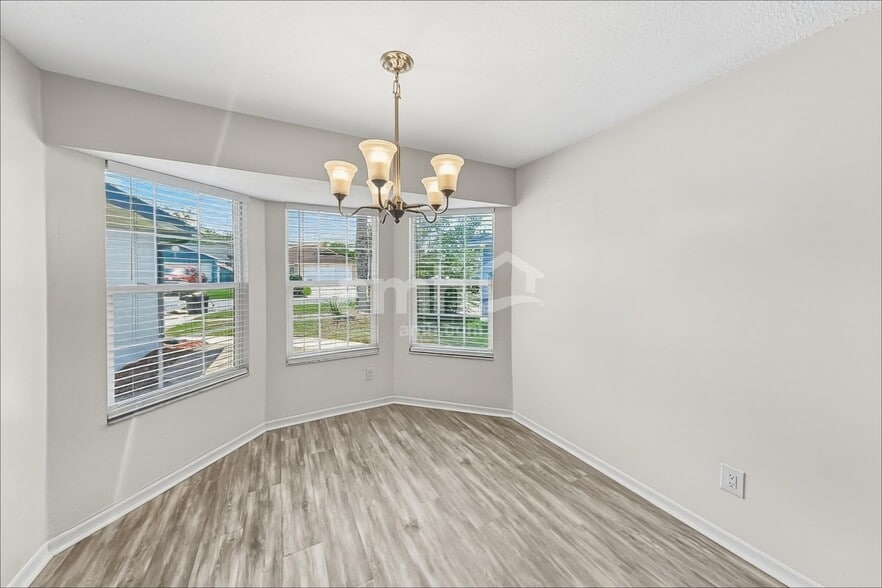 Building Photo - 1694 Ashwood Cir