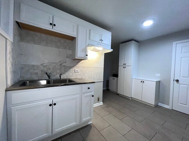 Building Photo - 8919 S Muskegon Ave