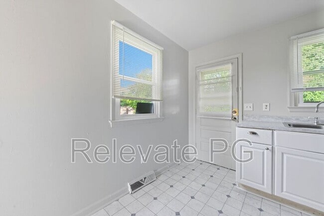 Building Photo - 319 Britton St