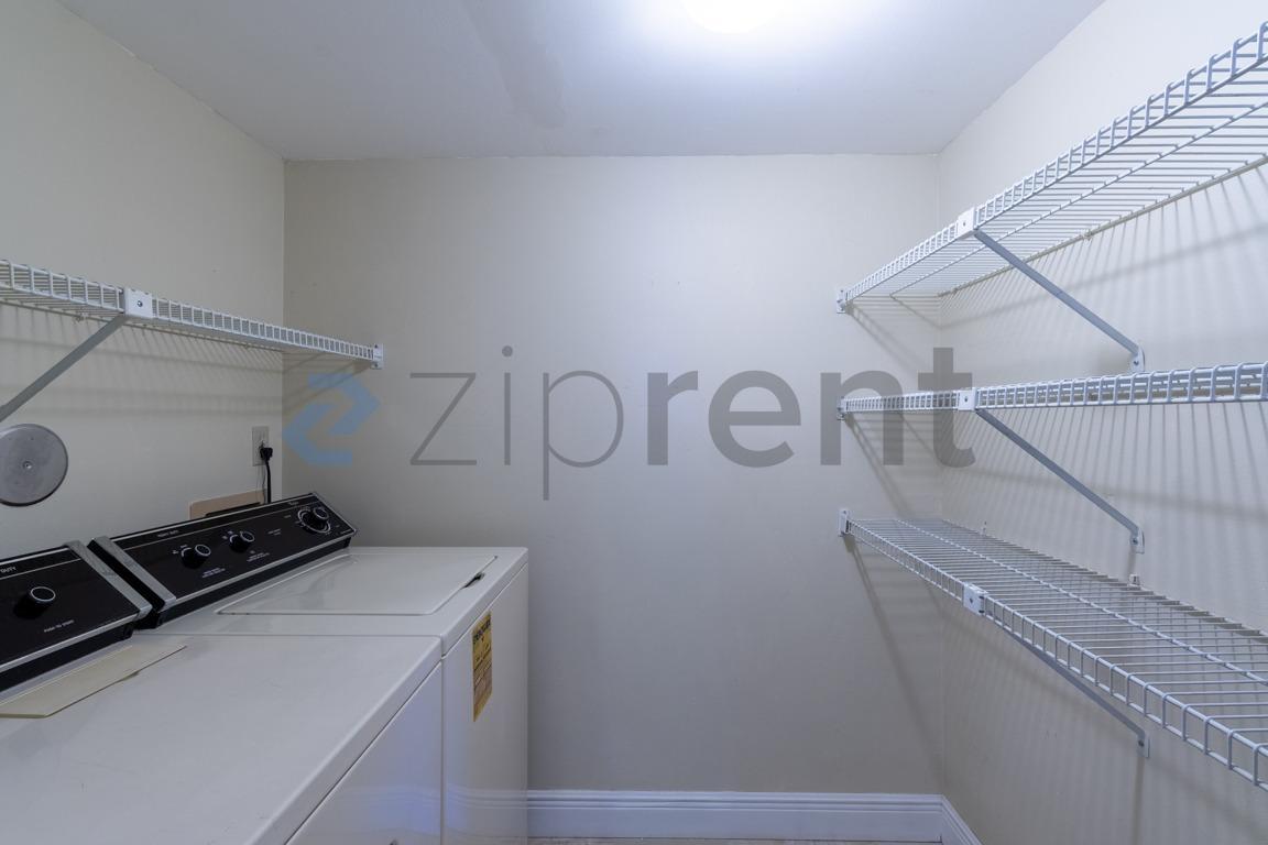 Building Photo - Unit D1